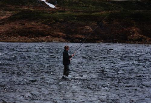 Lars Magne fisker i sandfjordelva